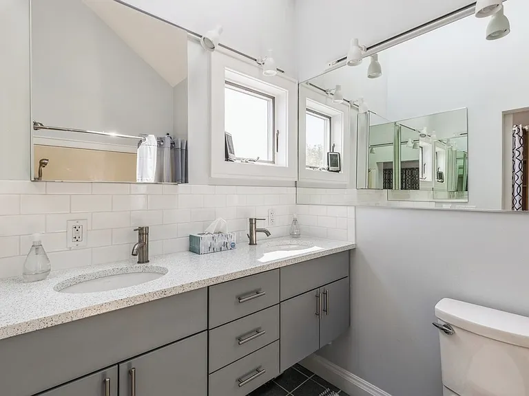 24 N Harbor Dr — Photo 12