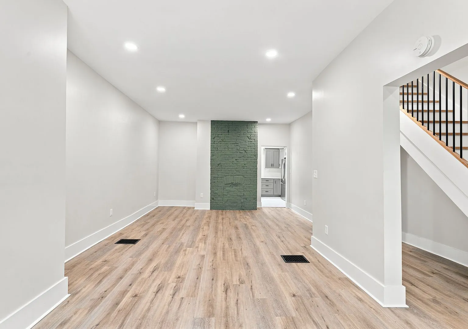 Gorgeous 4 bedroom 2 bath home in Garfield! Available now! — Photo 4