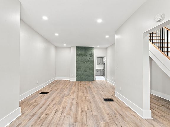 4th image of 325 N Aiken Ave