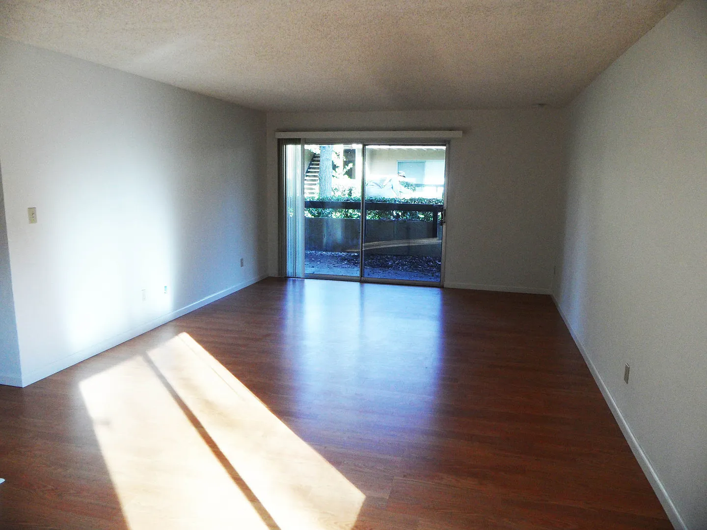 Cozy condominium in Blossom Valley. Hardwood floor, dishwasher, balcony. — Photo 3