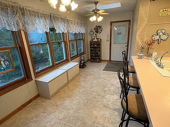 Door to garage/entry