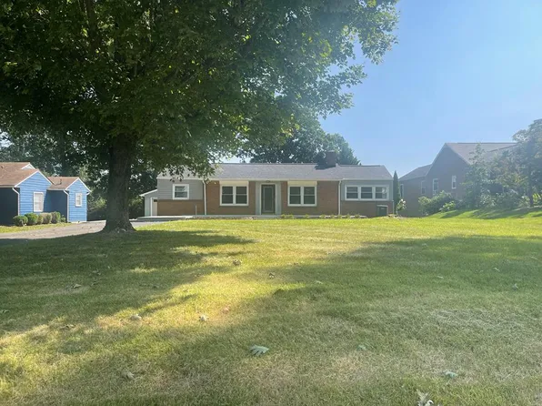 407 Country Club Ln, Galax, VA 24333