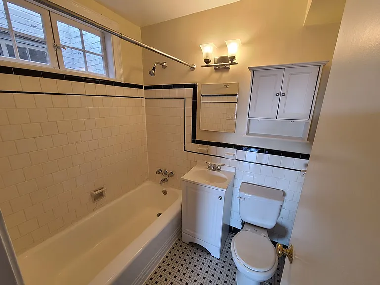 Mount Vernon Ave Apartments — Photo 31