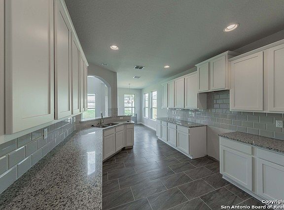 4th image of 2940 Sunset Dr