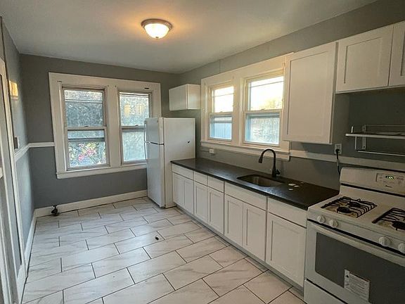 2nd image of 35 Arverne Ter #1-2