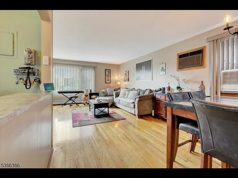 25 Linden St #2 — Photo 3