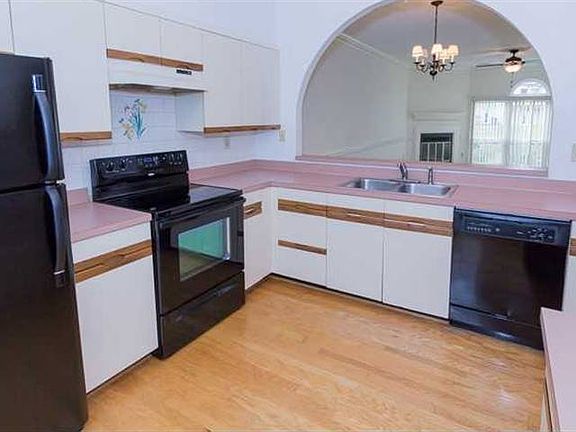 3rd image of 487 E Lake Cir