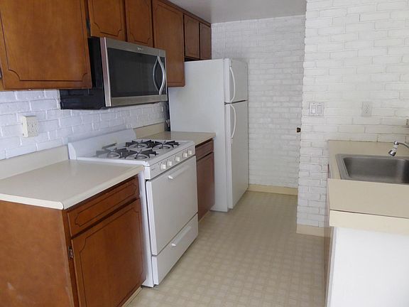 4th image of 821 Villa Ln APT 3