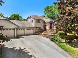 1410 Whitewater Dr, Manitowoc, WI 54220