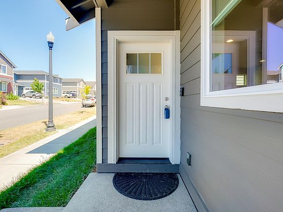 3rd image of 1033 Banyan St