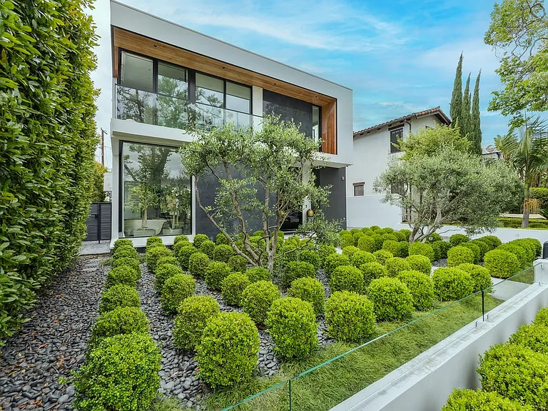 213 S La Peer Dr — Photo 3