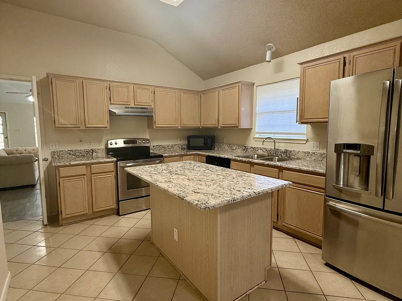 3 bed, 1604 sqft, $2,300 — Photo 4