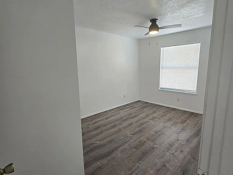 320 Geraldine Loop SE #A — Photo 3