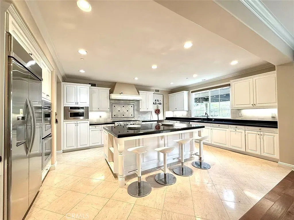 5 bed, 5.5 bath, 5011 sqft, $9,688 — Photo 4