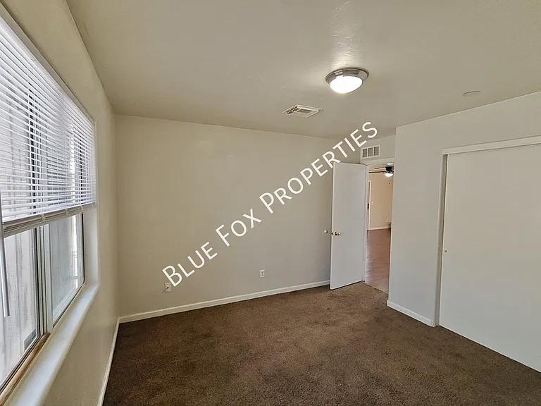 100 E Medina Rd — Photo 12
