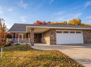 211 Valley View Dr SE, Willmar, MN 56201
