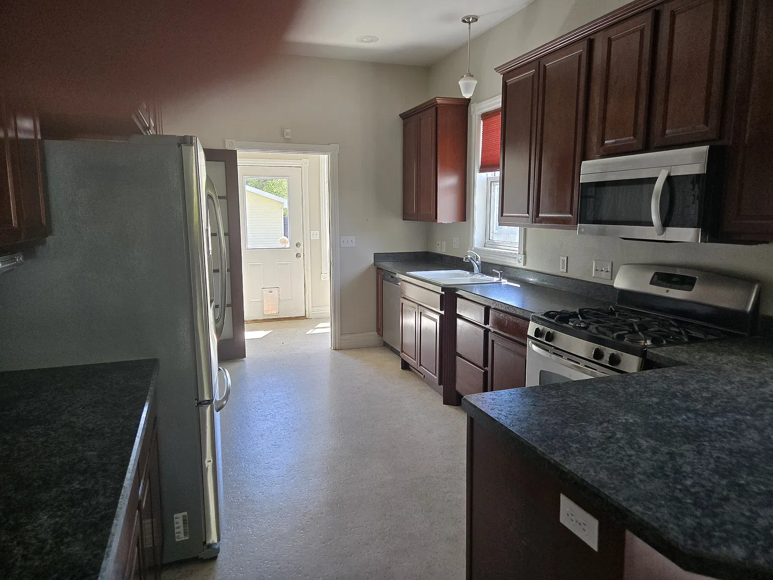 3 bed, 2.5 bath, 3000 sqft, $2,250 — Photo 4