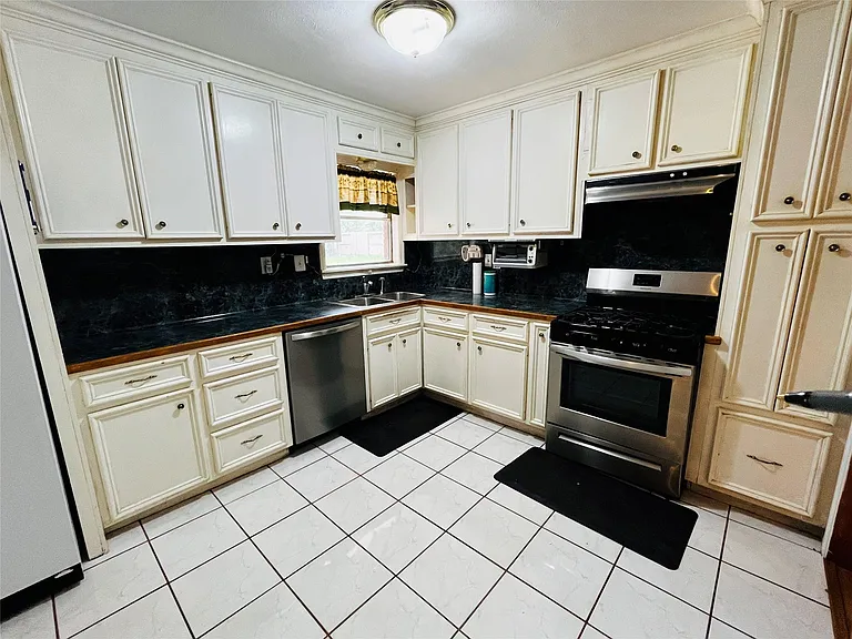 13421 Utica St — Photo 15