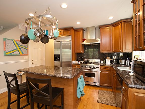 3rd image of 3721 N Clifton Ave #4