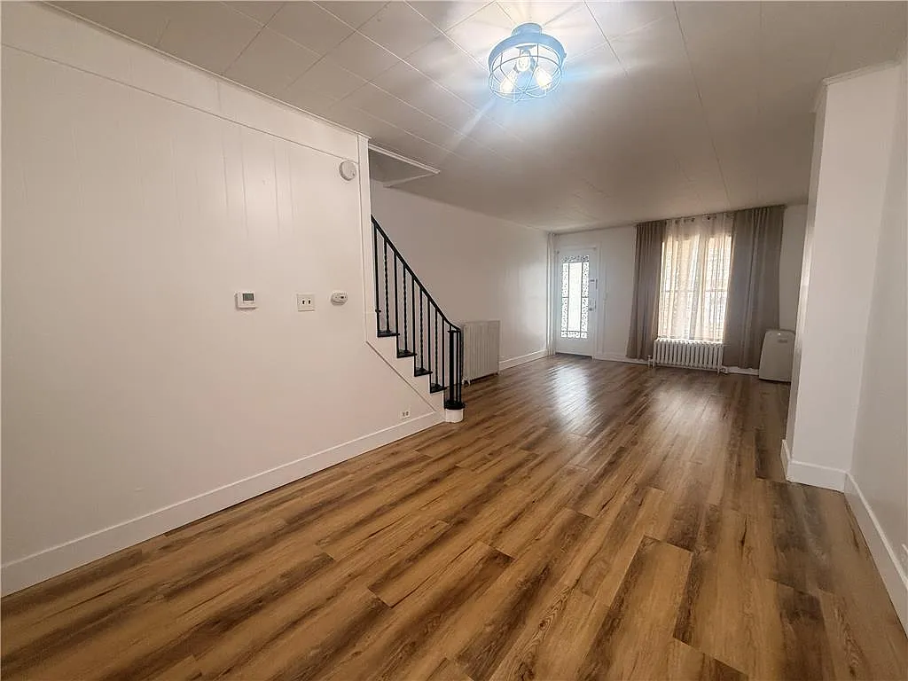 5 bed, 1.5 bath, 1638 sqft, $2,200 — Photo 3
