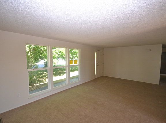 4th image of 261 Croft Dr