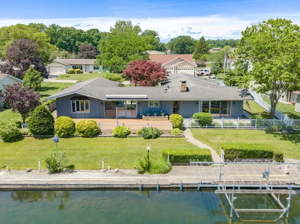 68911 Island Dr, Edwardsburg, MI 49112