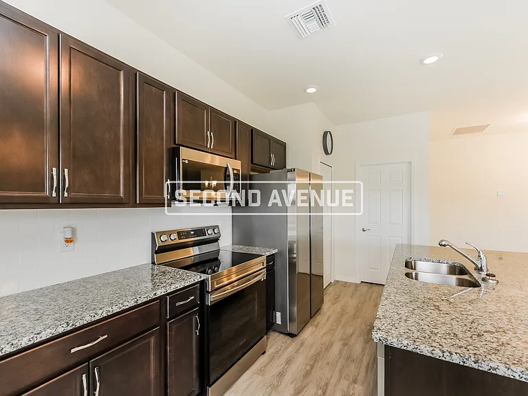 3202 NE 14th Pl — Photo 2