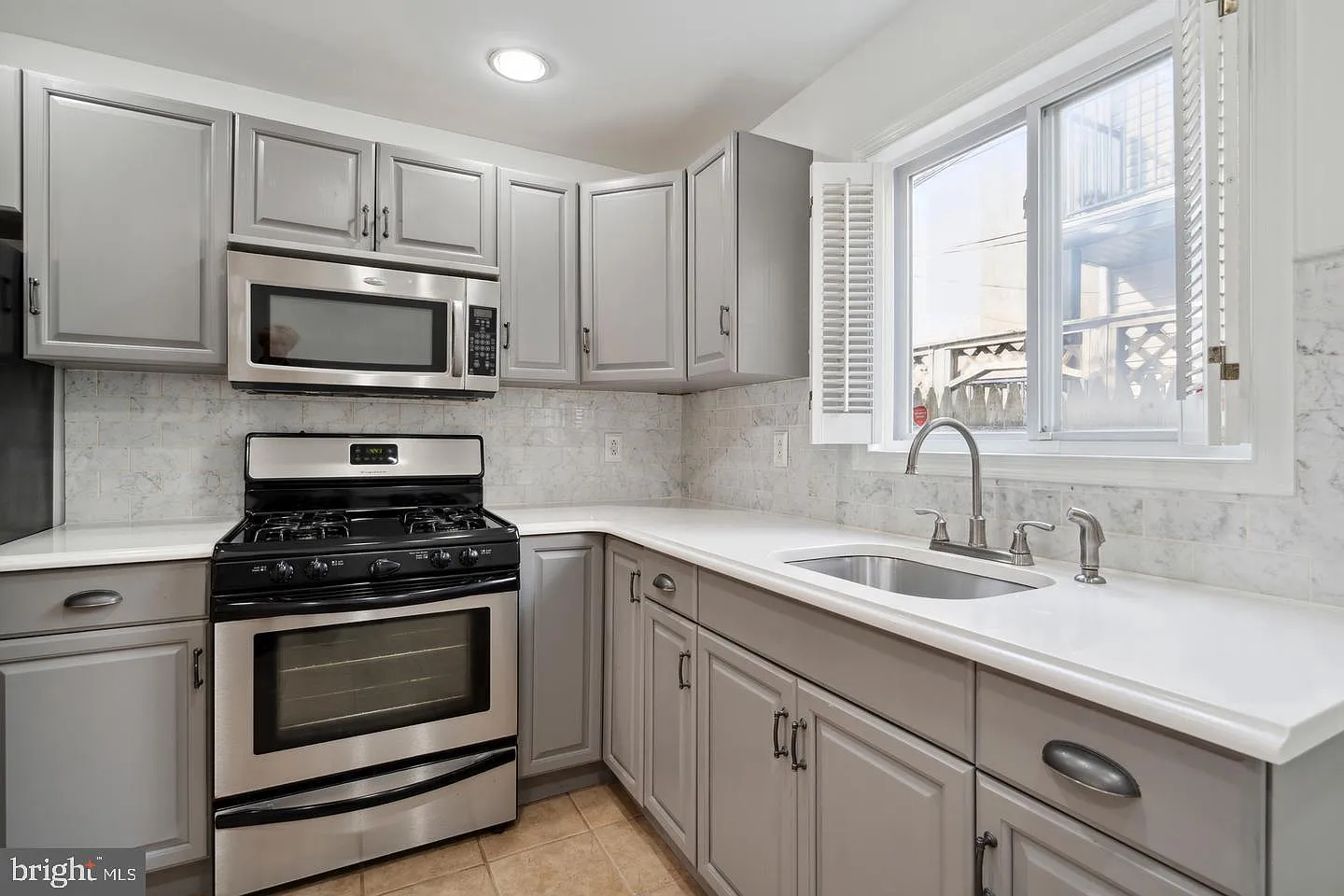 2 bed, 864 sqft, $1,945 — Photo 3