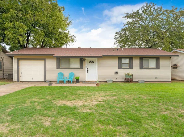 1205 S Wall St, Iowa Park, TX 76367