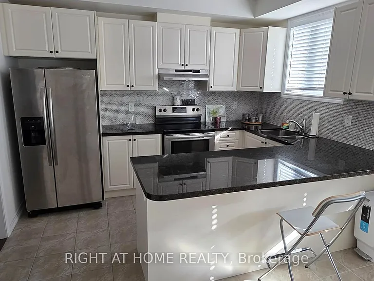 27 Shiff Cres — Photo 3