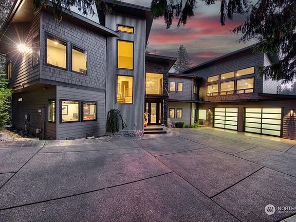 Driveway and Front Door side at dusk>