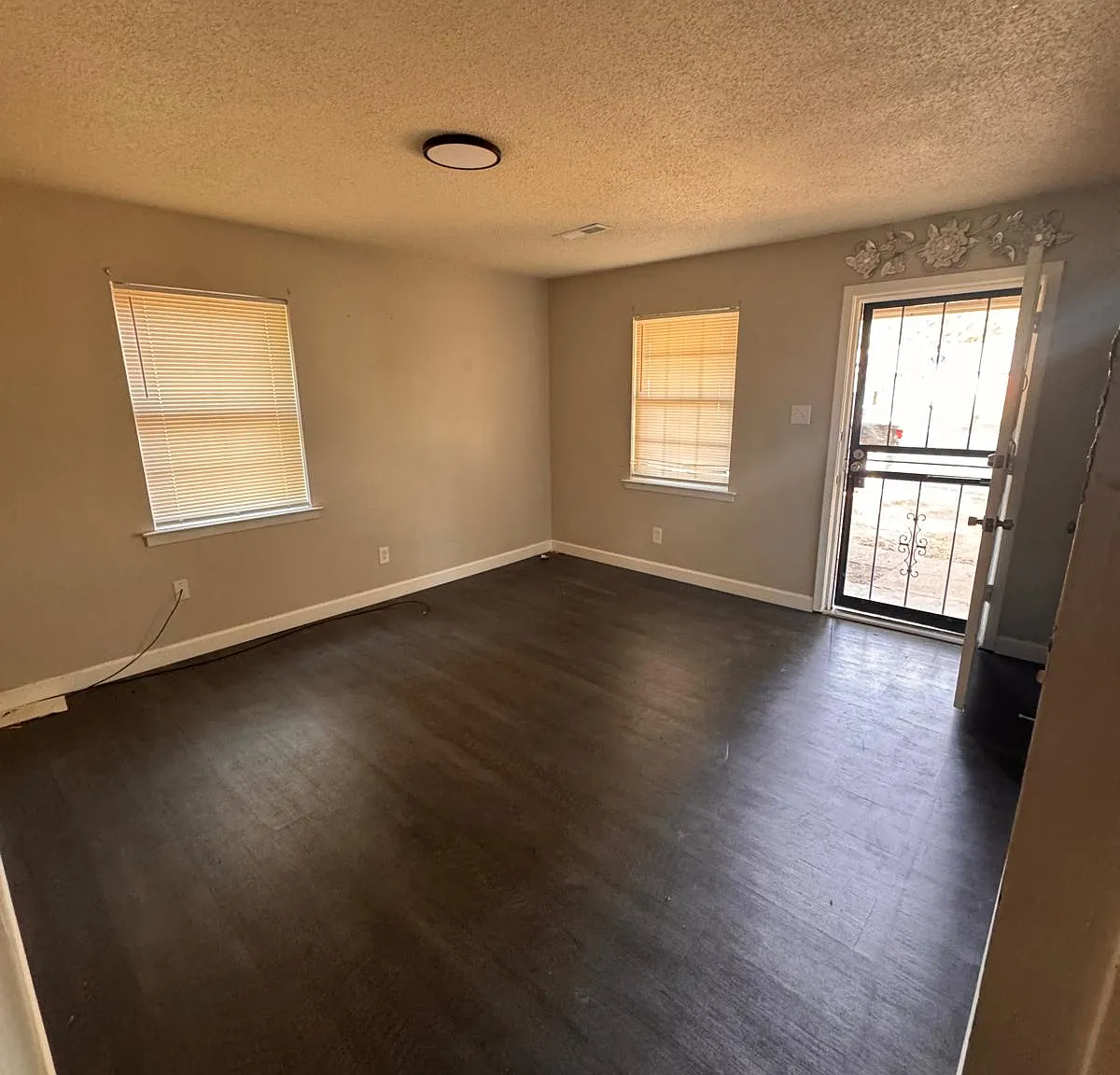 3 bed, 972 sqft, $1,500 — Photo 2