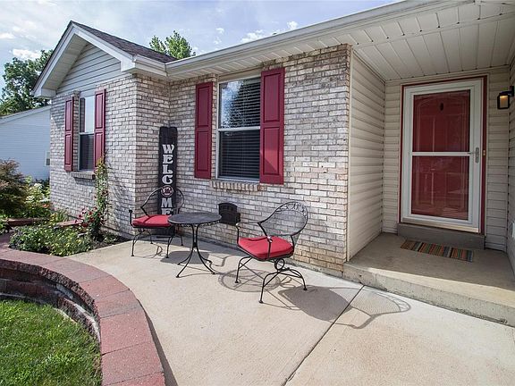 Welcoming feel from the curb!