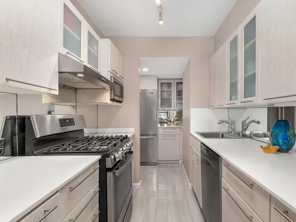 220 East 67th Street image 6 of 12