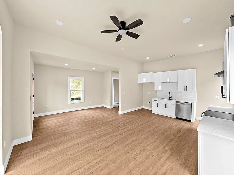 1122 N Pine St — Photo 9