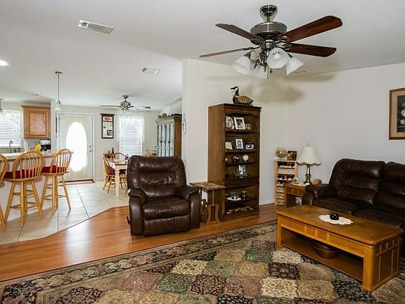 2nd image of 909 Fir St