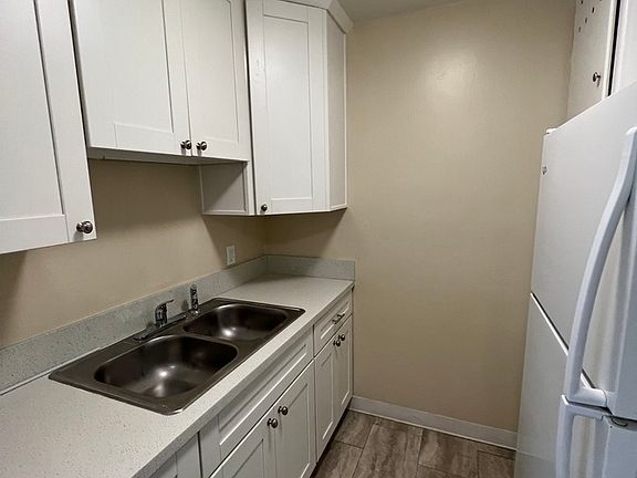 4th image of 1565 Main St #1
