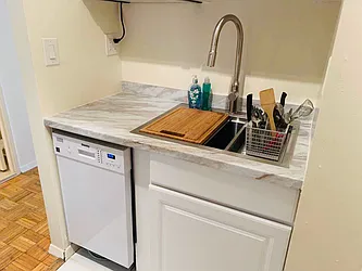 Rented by Gulia Wang, LREB