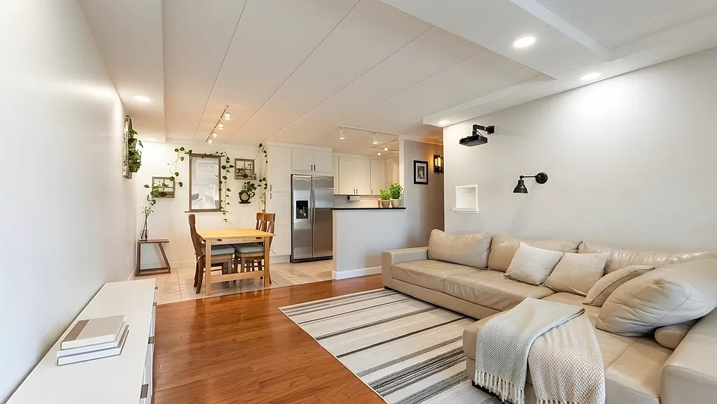 2 bed, 1.0 bath, 923 sqft, $2,650 — Photo 1