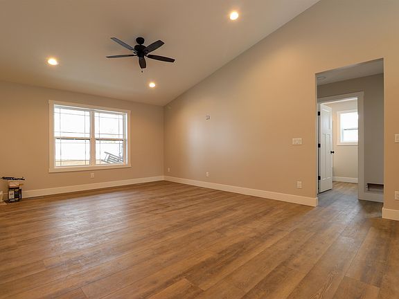 3rd image of 801 Hawkeye Heights Rd