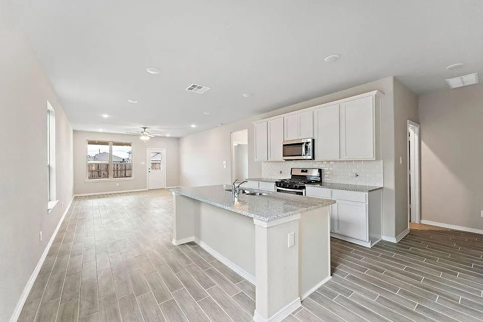 4 bed, 2.5 bath, 2299 sqft, $2,850 — Photo 2