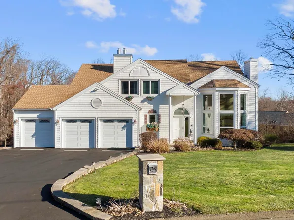 5 Lancelot Way, Hamden, CT 06518