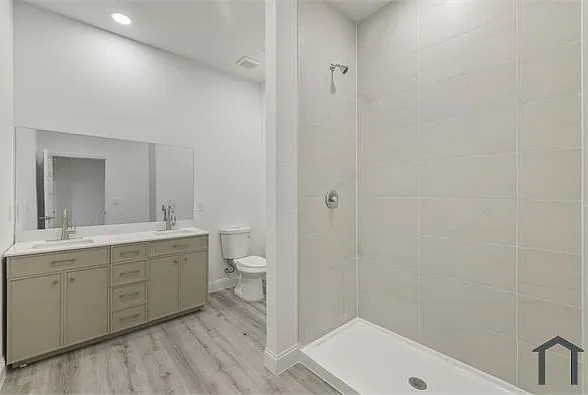 827 Carpenter St E — Photo 10