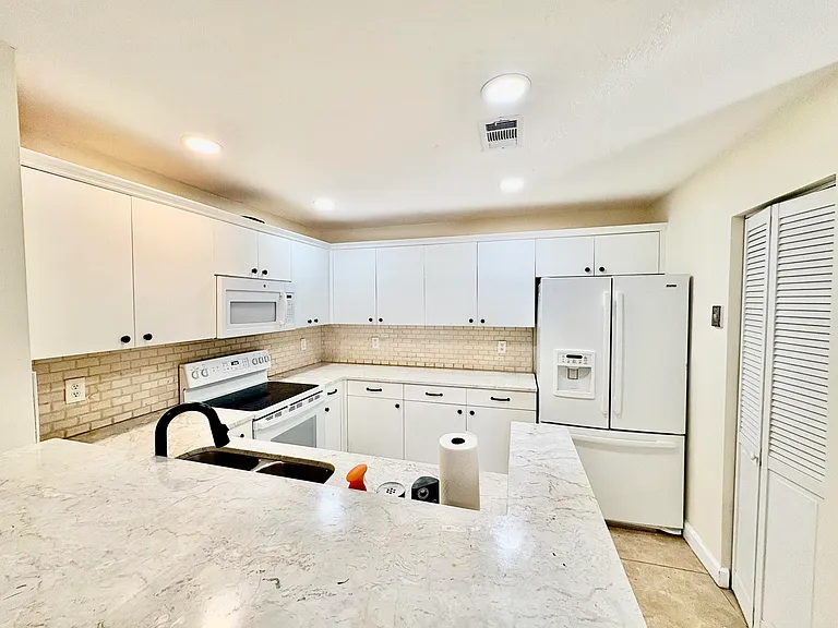 4 SW 82nd Ave — Photo 8
