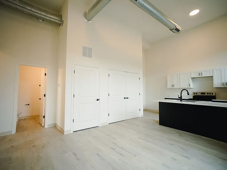 350 N Main St — Photo 4
