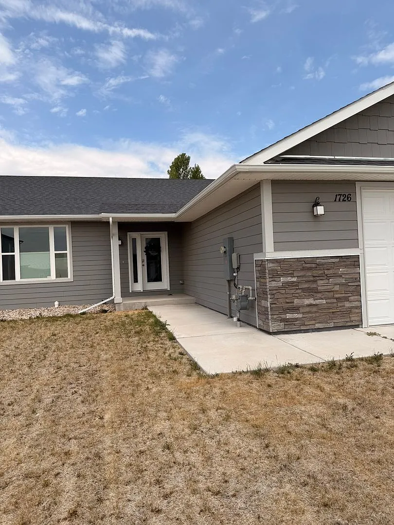 Modern, spacious, and move-in readythis is the rental you've been waiting for! — Photo 2