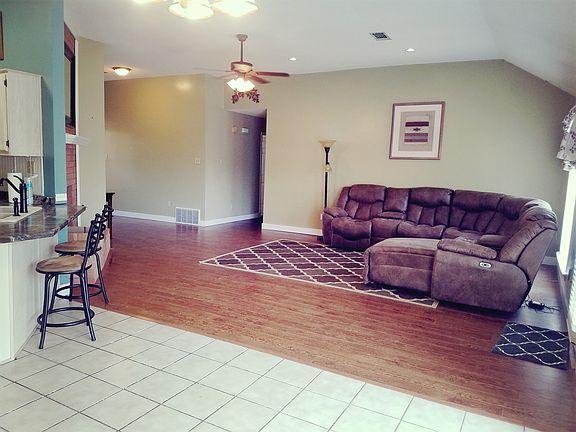 3rd image of 10445 Catalpa St
