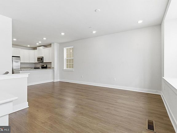 4th image of 204A Dock St