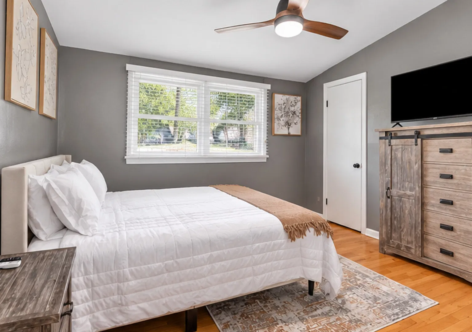 Midtown Executive | Furnished 3BR/2BA | 4 Beds | Fenced Back Yard — Photo 4
