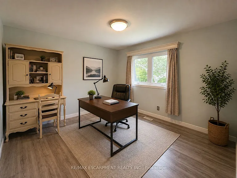 421 Canterbury Cres — Photo 12